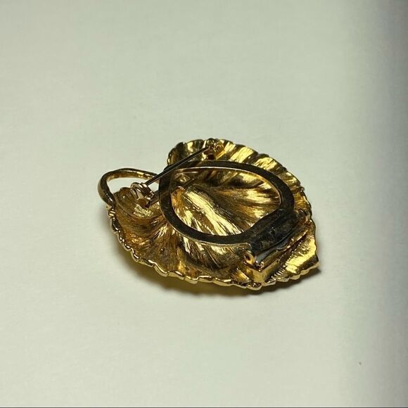 VintageβGoldβToneβRepousseβLeafβBrooch - Picture 3 of 4